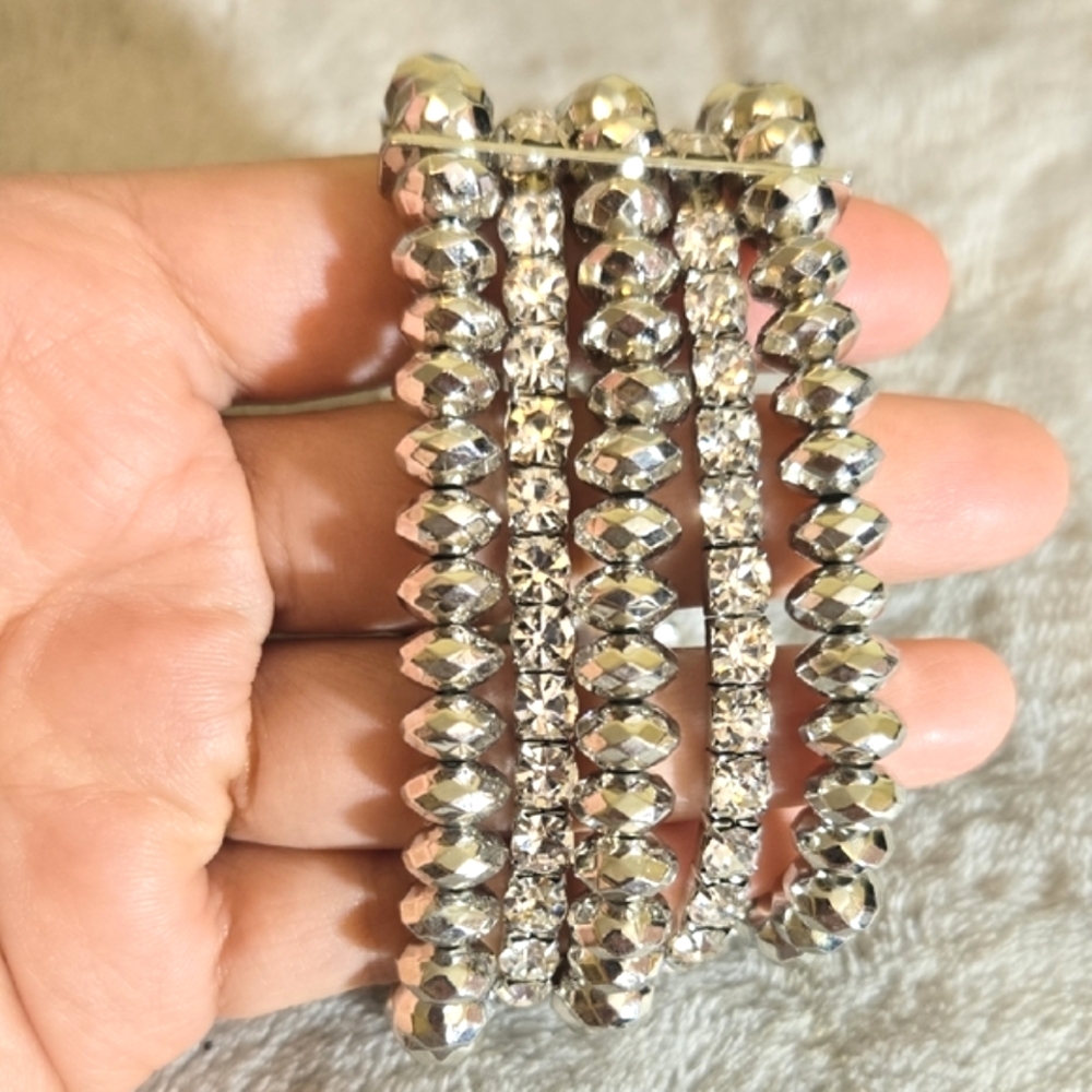 #632 Stretchy Silver Tone Beaded Bracelet - Picture 2 of 2